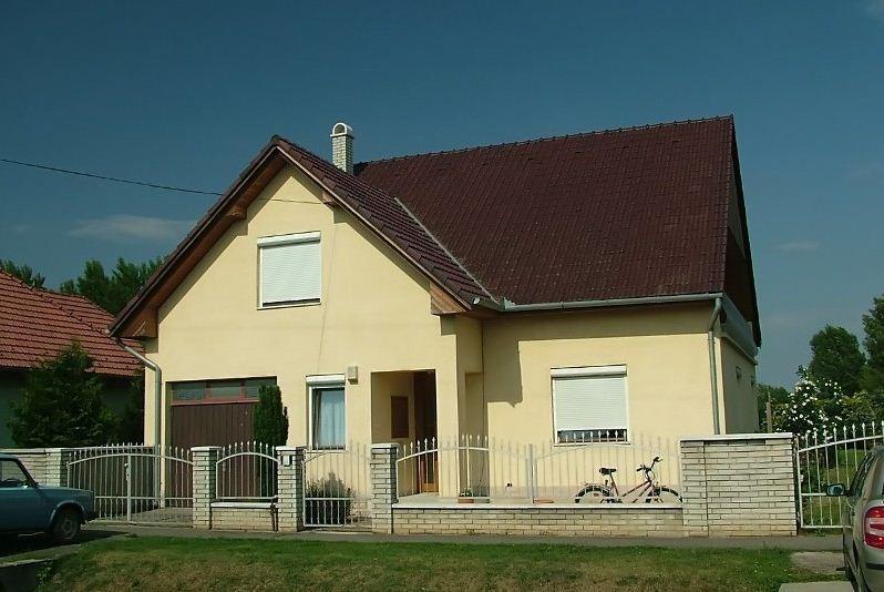 Boezsi Apartman Sarvar Exterior photo