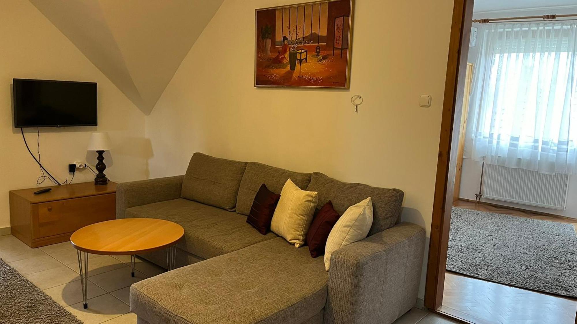 Boezsi Apartman Sarvar Exterior photo